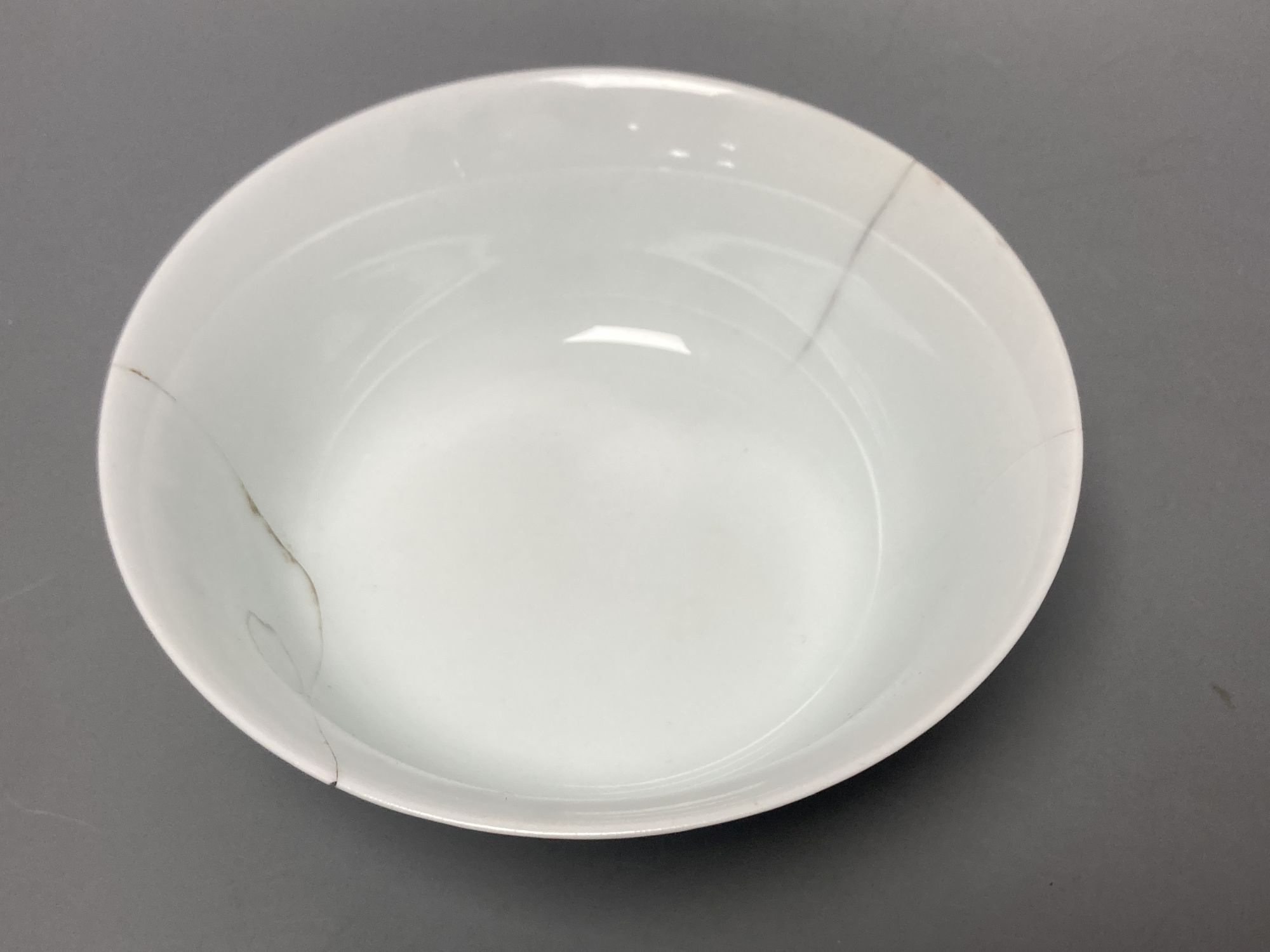 A Chinese famille verte biscuit enamelled incised bowl, diameter 17cm